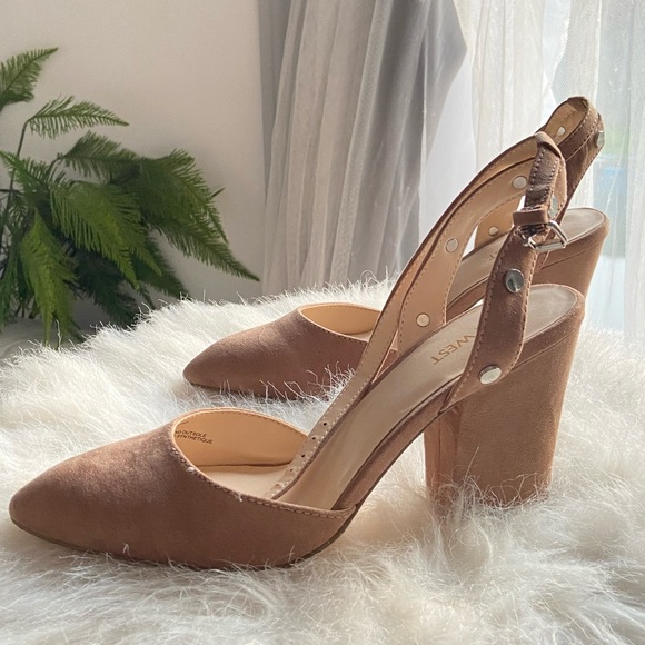 TAN/NUDE CLOSED TOE HEELS - Picture 3 of 3